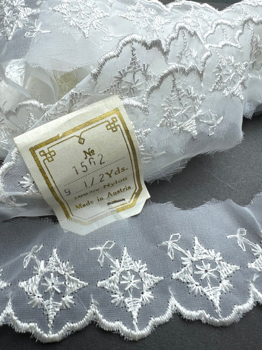 9.5 Yds Snowflake Flower Vintage White Trim MADE IN AUSTRIA 3.5cm wide