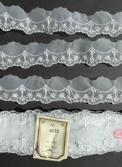 10 yds Delightful Vintage Austrian Stars + Loops Trim 3cm