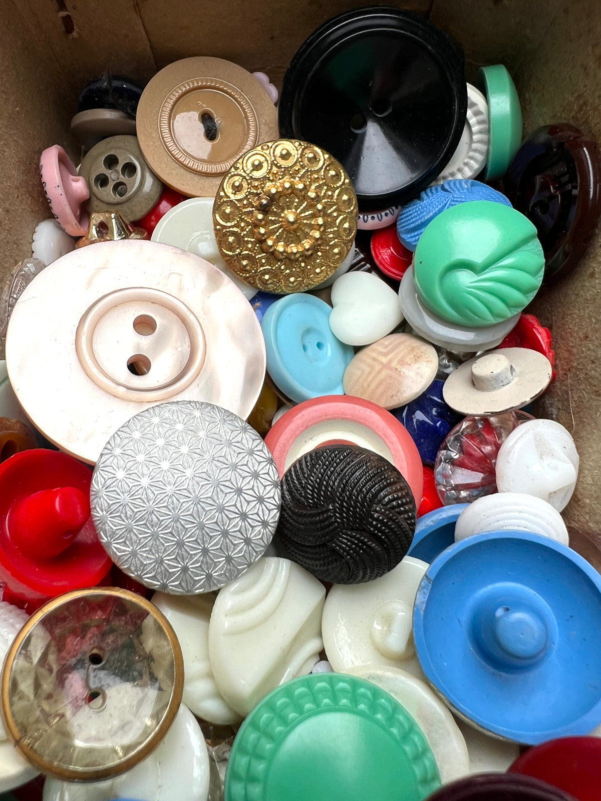 Box of 260 Slightly Grubby or Flawed Vintage Buttons.