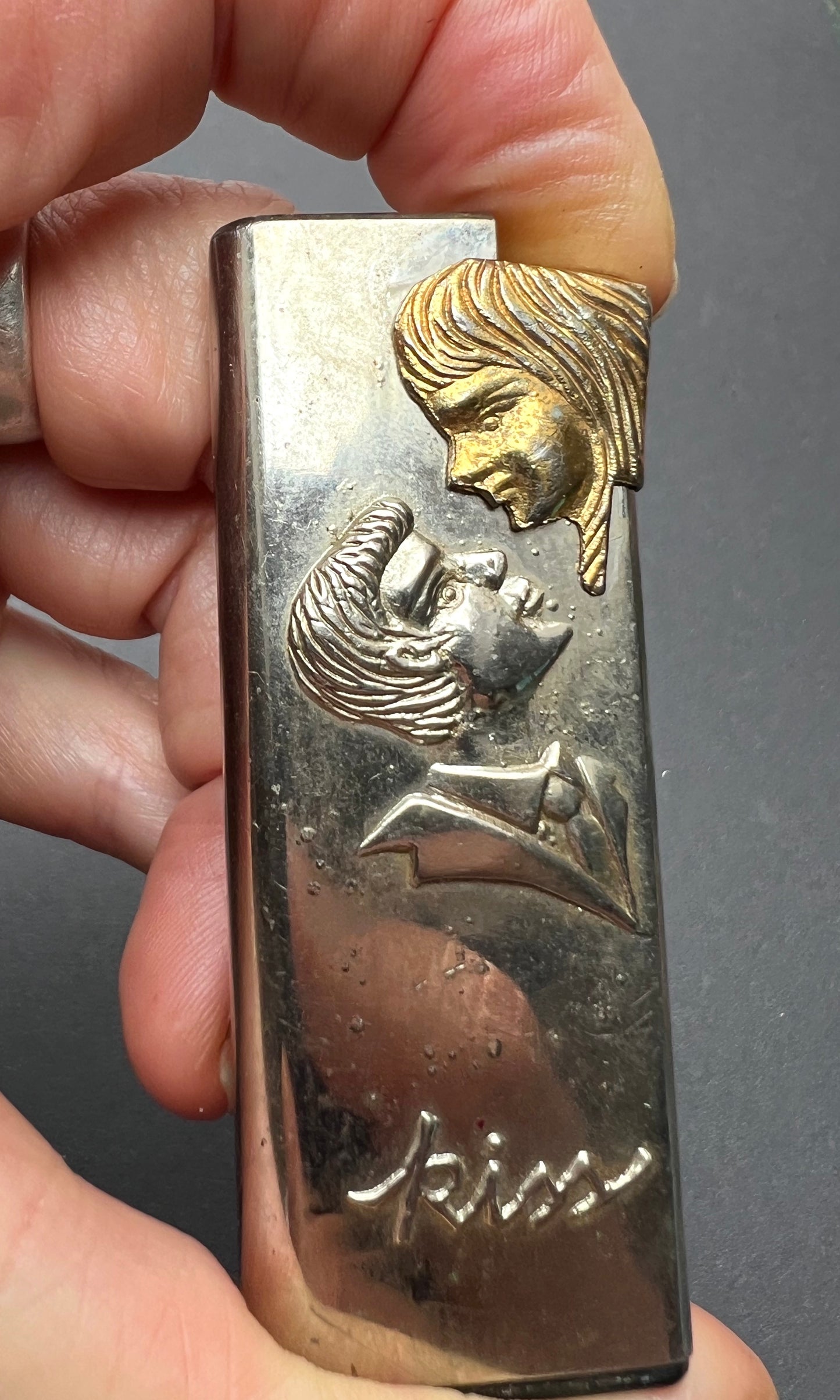 Vintage Novelty Lighter - the couple KISS when you press the lighter down !