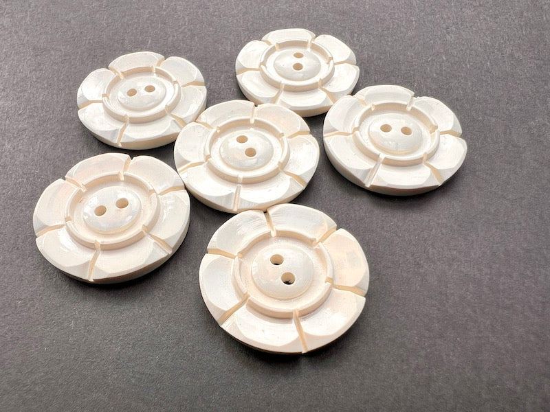 6 Satisfying White 2.2cm or 1.6cm Vintage Buttons