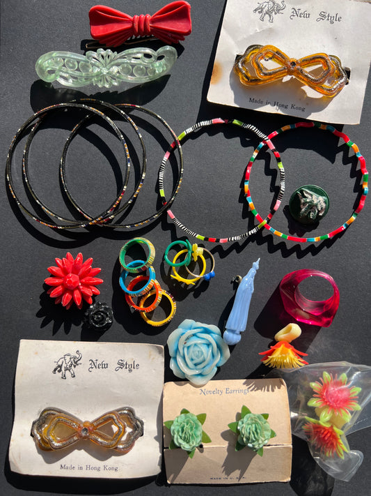 25 Pieces of Plastic Vintage Jewellery and Hair Clips