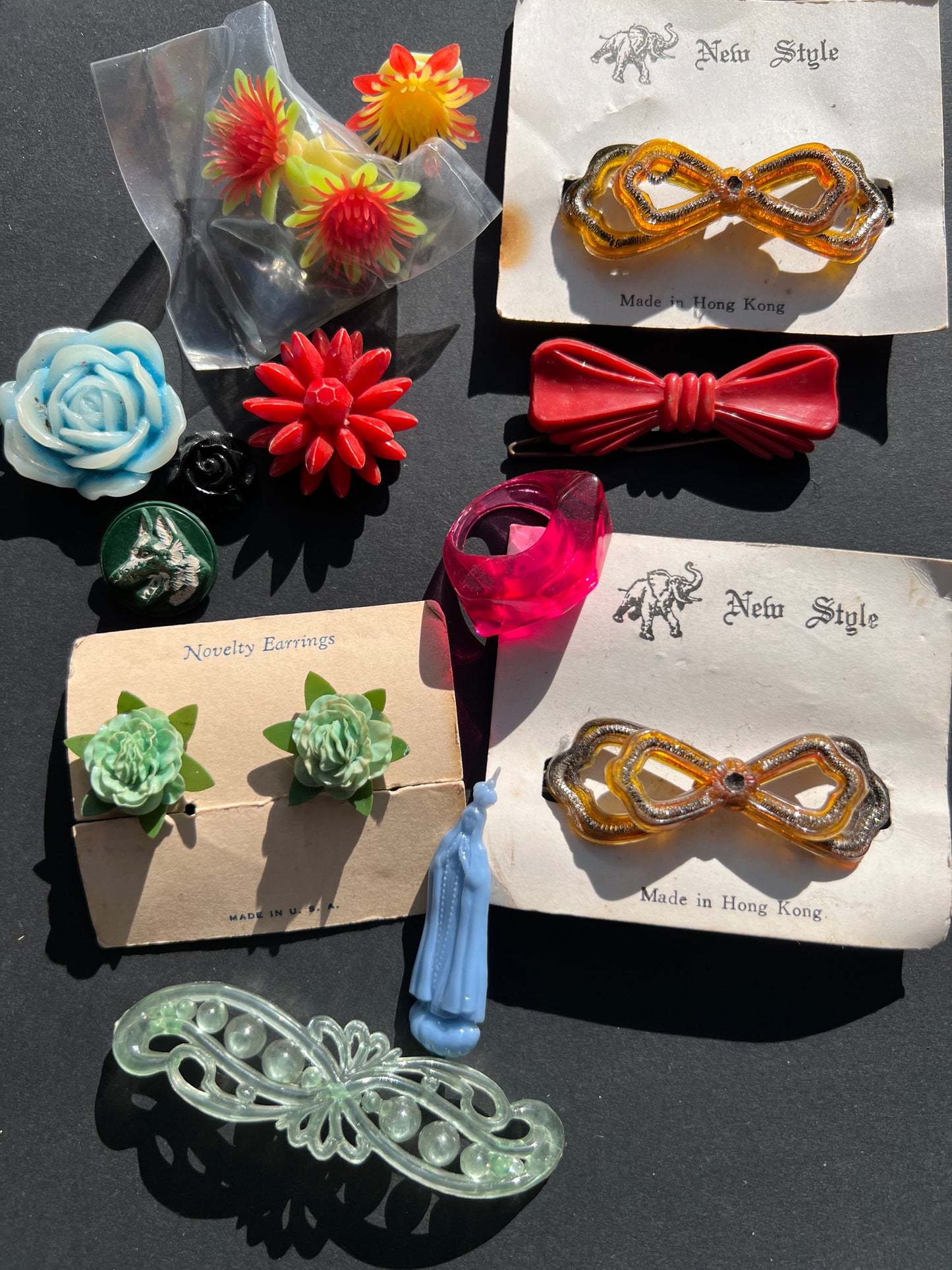 25 Pieces of Plastic Vintage Jewellery and Hair Clips