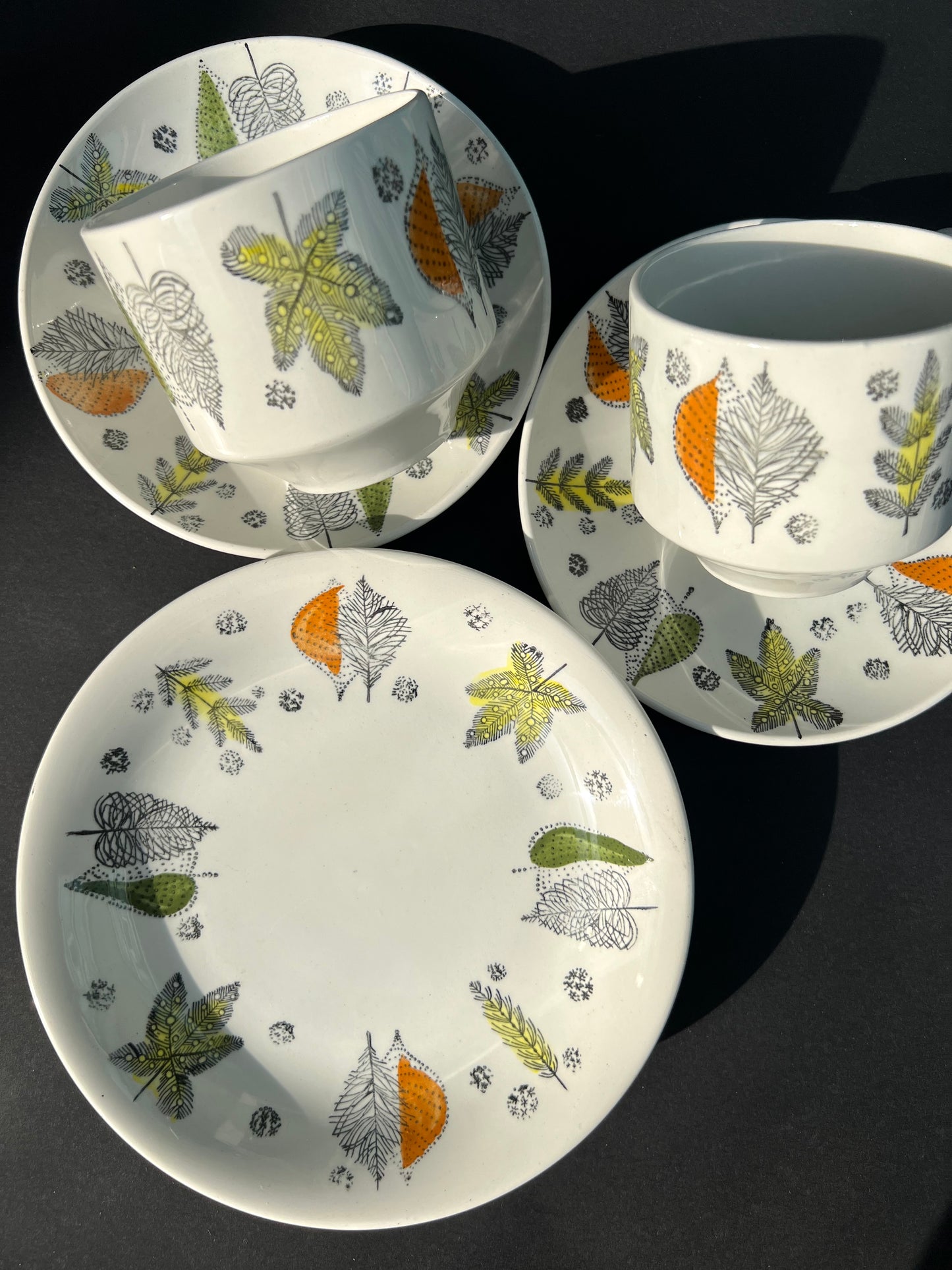 Mid Century BROADHURST  Kathy Winkle Palma Nova Design 2 Cups + Saucers and 3 Plates