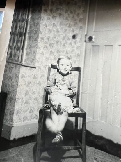 6 Old Photos of People and Cats (F32)