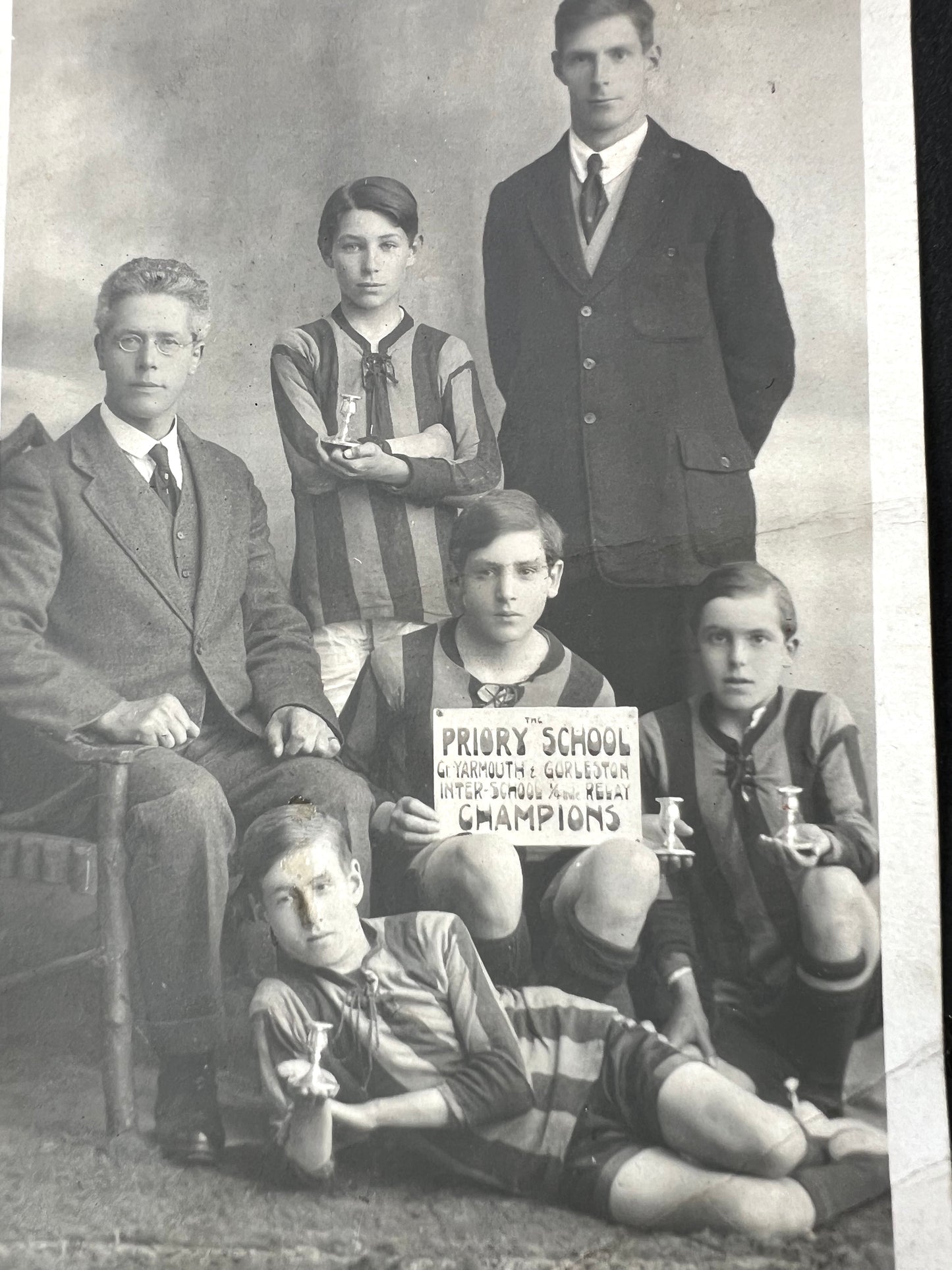 11 Old Photos of Teams and Trophies 1920s - 70s (F56)