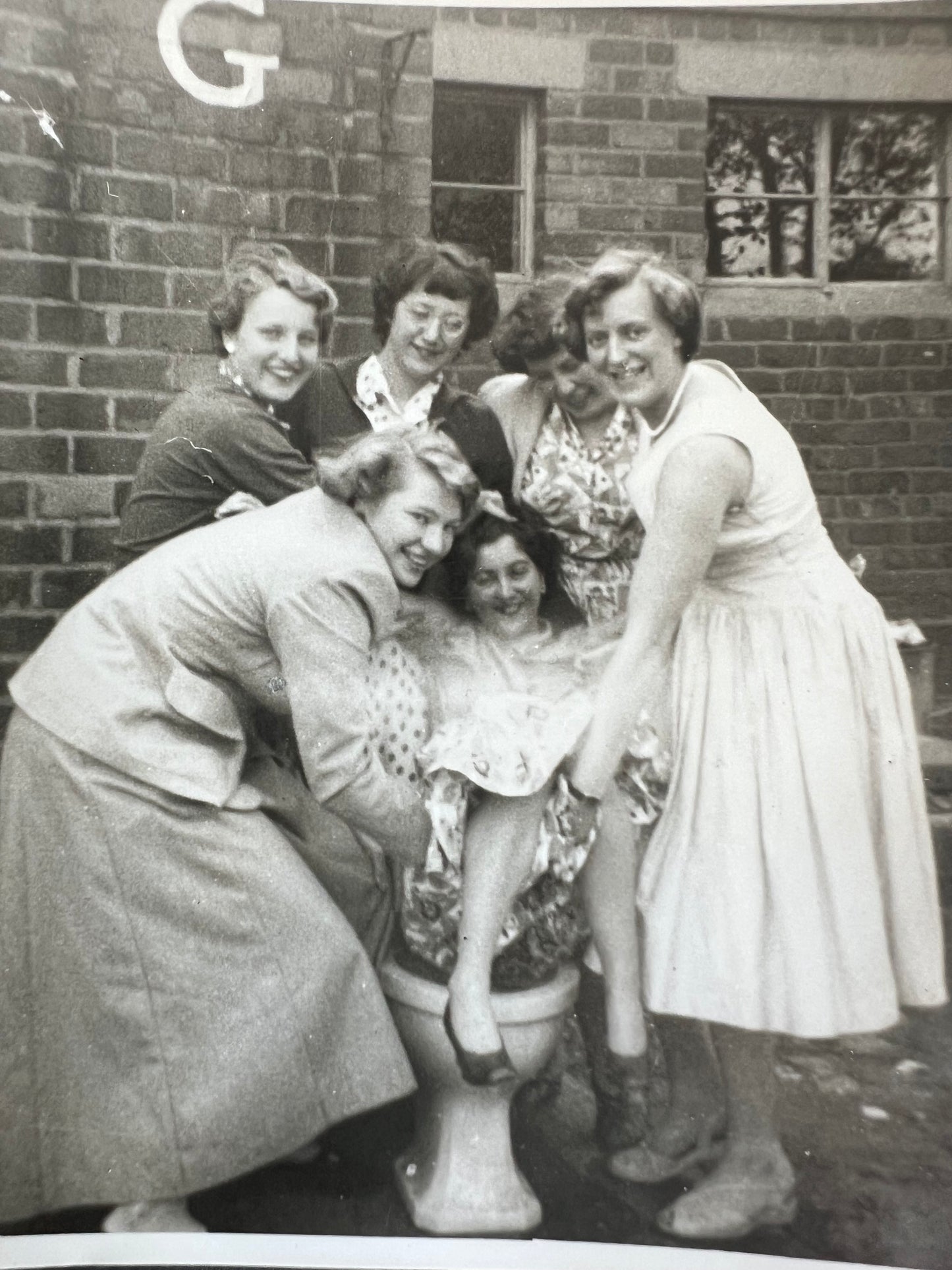 9 Old Photos 1940s/50s of Groups of Friends Having a Laugh (F50)