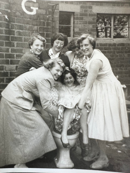 9 Old Photos 1940s/50s of Groups of Friends Having a Laugh (F50)