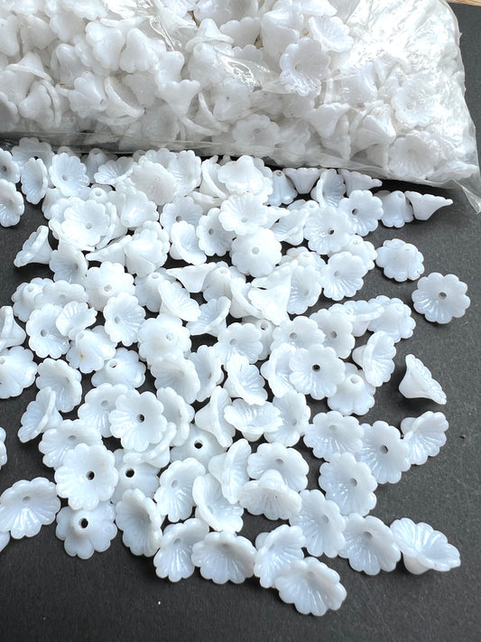 100 Pretty White Vintage Flower Buttons / Beads- 8mm tall, 12mm wide
