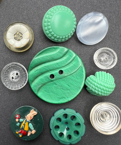 Exciting Job Lot of 100 Different Vintage Buttons Bakelite, Glass, Metal, Lucite..