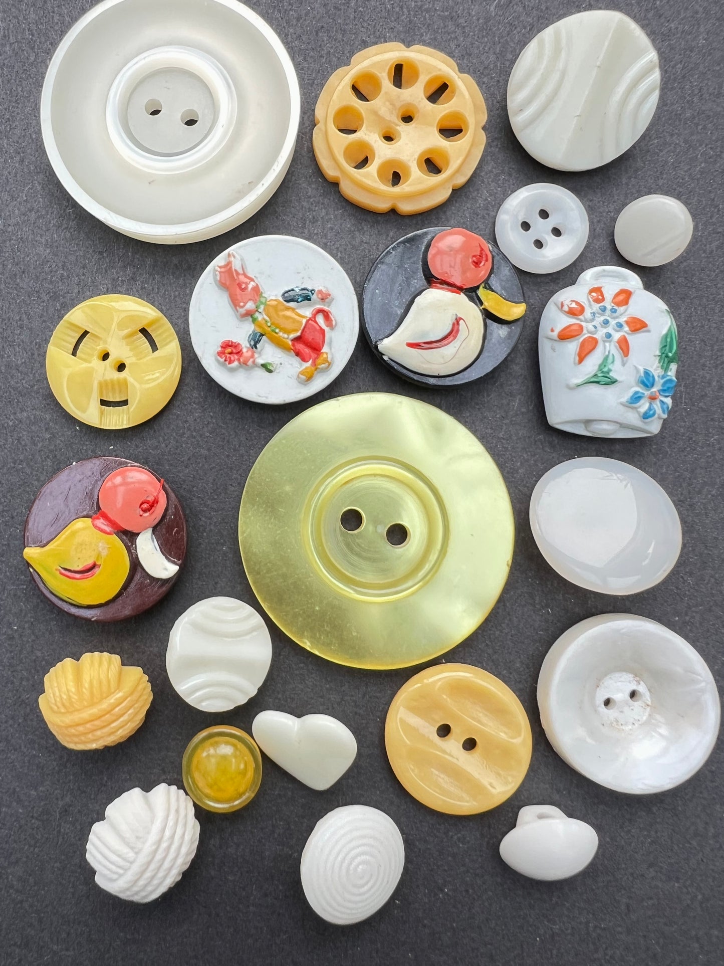 Exciting Job Lot of 100 Different Vintage Buttons Bakelite, Glass, Metal, Lucite..