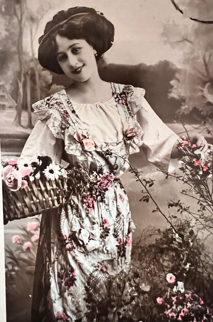 Delightful French Fashions on 4 Postcards dated 1910 & 1912  (103)