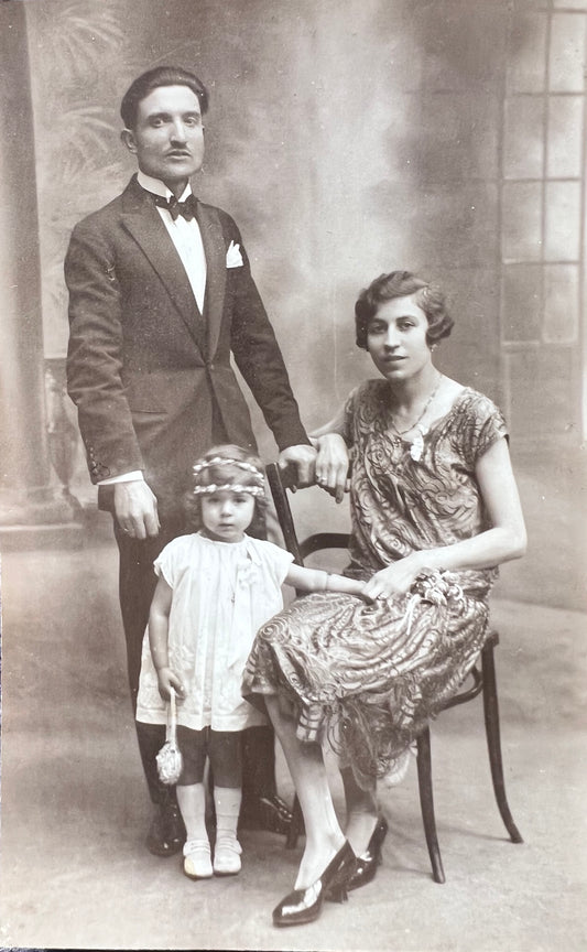 Old Postcard Photo of 1927 Parisien Family (C14)
