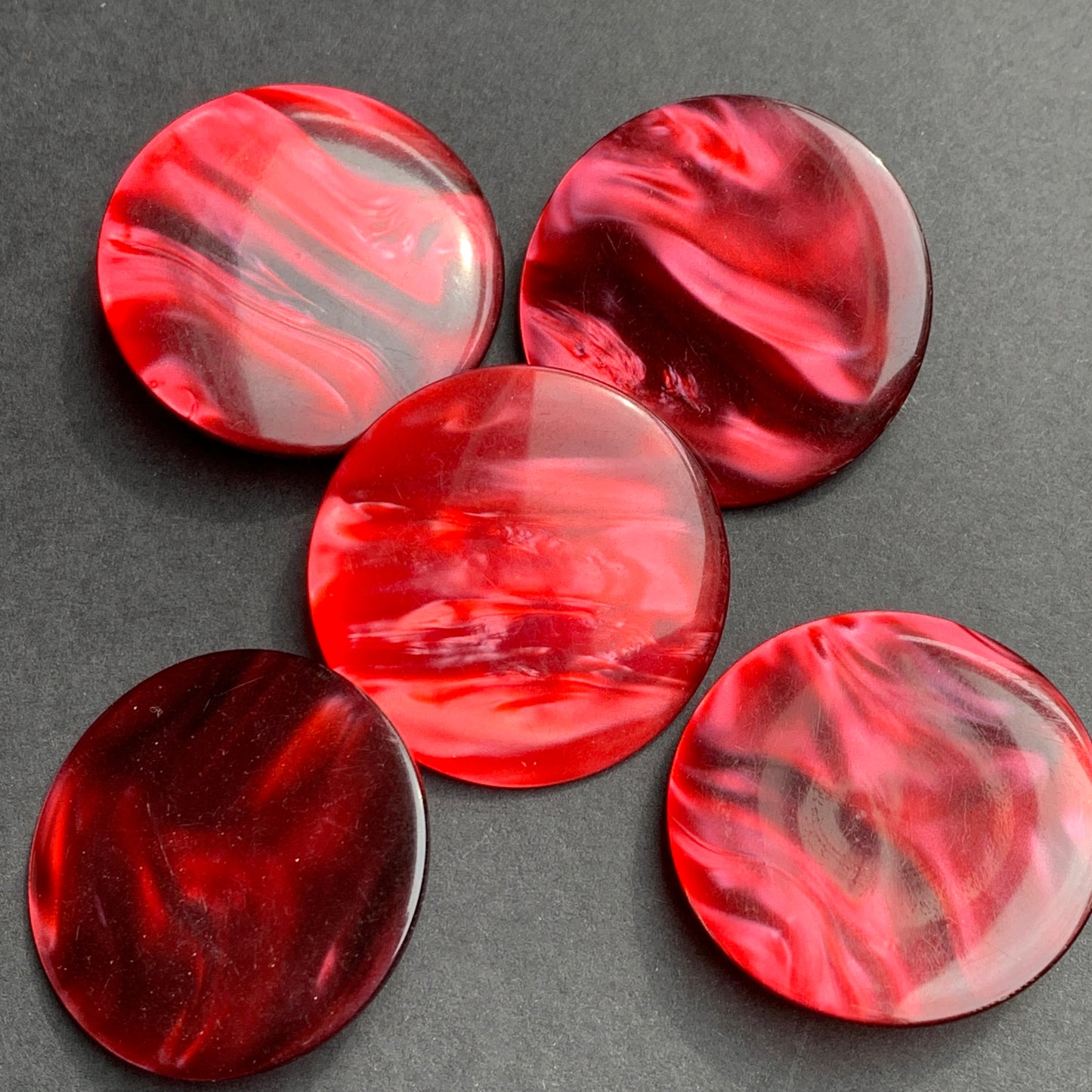 1 Big 3.7cm or 3.2cm Vintage Crimson Moonglow Lucite Button