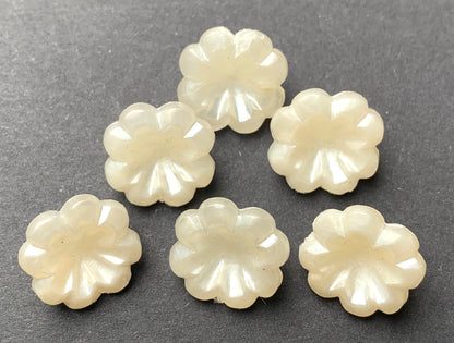 6 Creamy White Vintage Flower Buttons -1.2cm wide