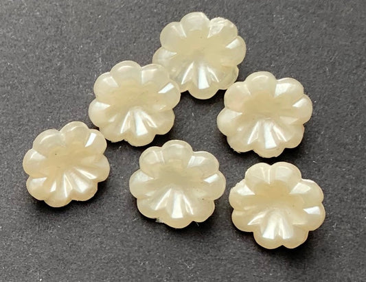 6 Creamy White Vintage Flower Buttons -1.2cm wide