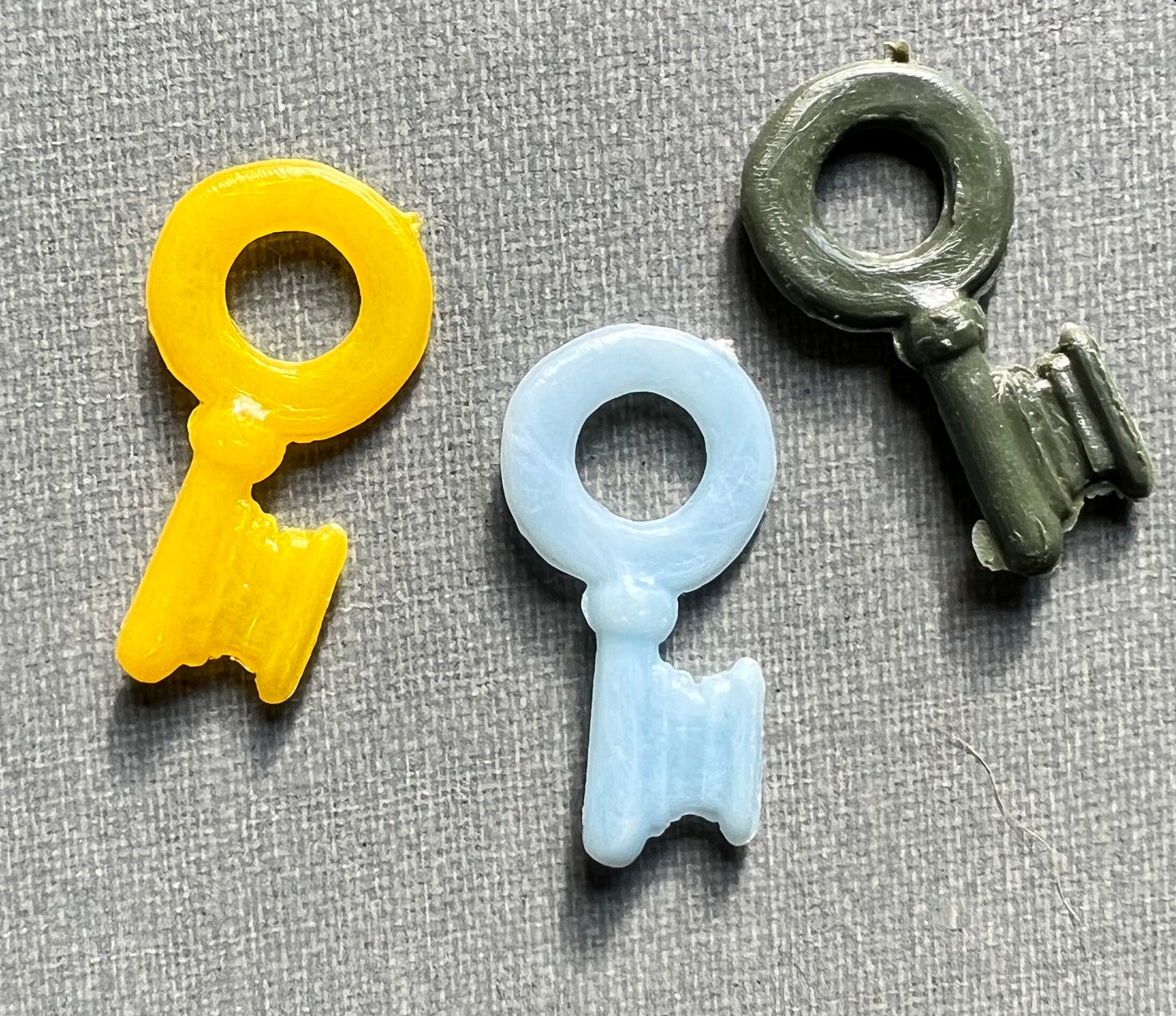 3  Vintage Plastic 2.5cm Key Charms