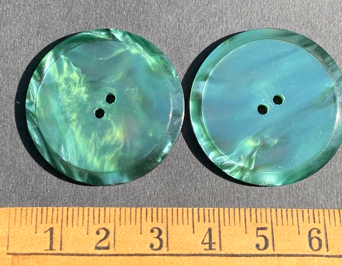 1 Gloriously Shimmery Soft Green Big 3cm Vintage Lucite Button