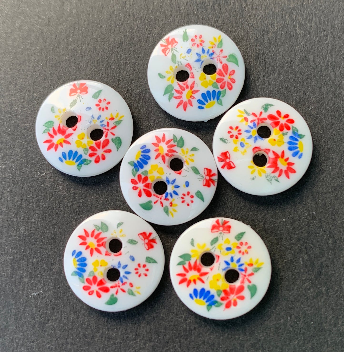 Sweet Little Bunches of Flowers on 6 Vintage 1.4cm Buttons.