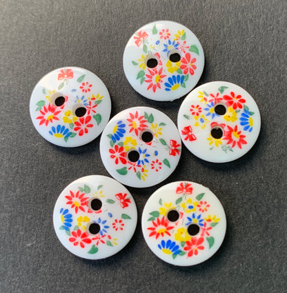 Sweet Little Bunches of Flowers on 6 Vintage 1.4cm Buttons.