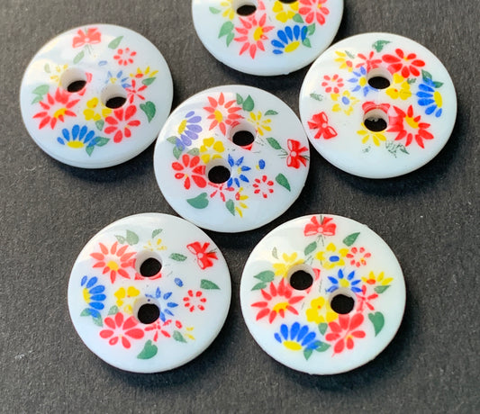 Sweet Little Bunches of Flowers on 6 Vintage 1.4cm Buttons.