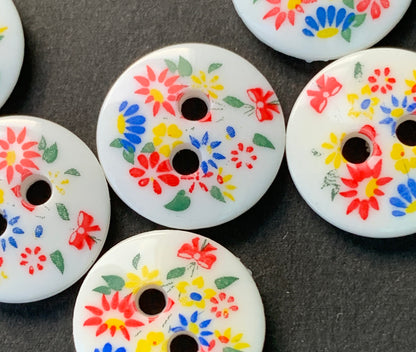 Sweet Little Bunches of Flowers on 6 Vintage 1.4cm Buttons.