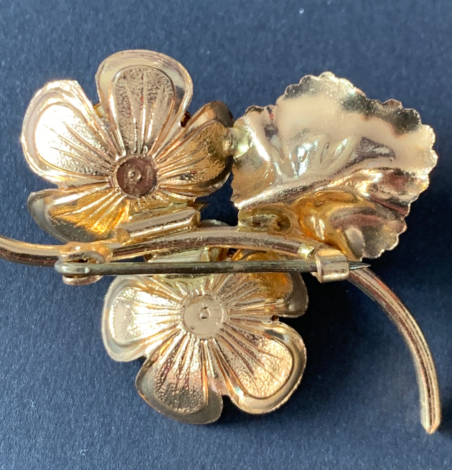 Pretty 1940s Gold Tone Flower Brooch - Blue or green.