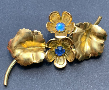 Pretty 1940s Gold Tone Flower Brooch - Blue or green.