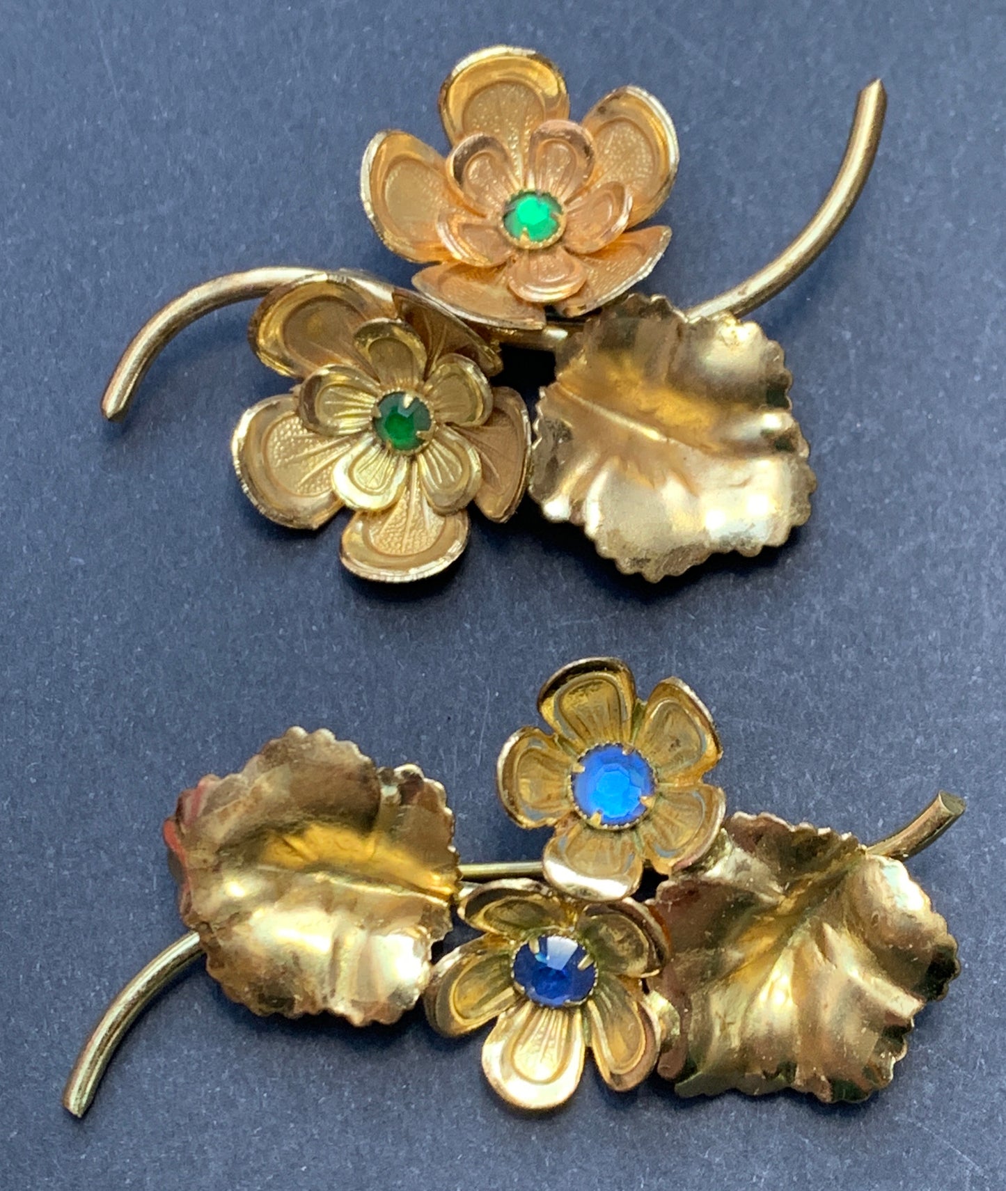 Pretty 1940s Gold Tone Flower Brooch - Blue or green.