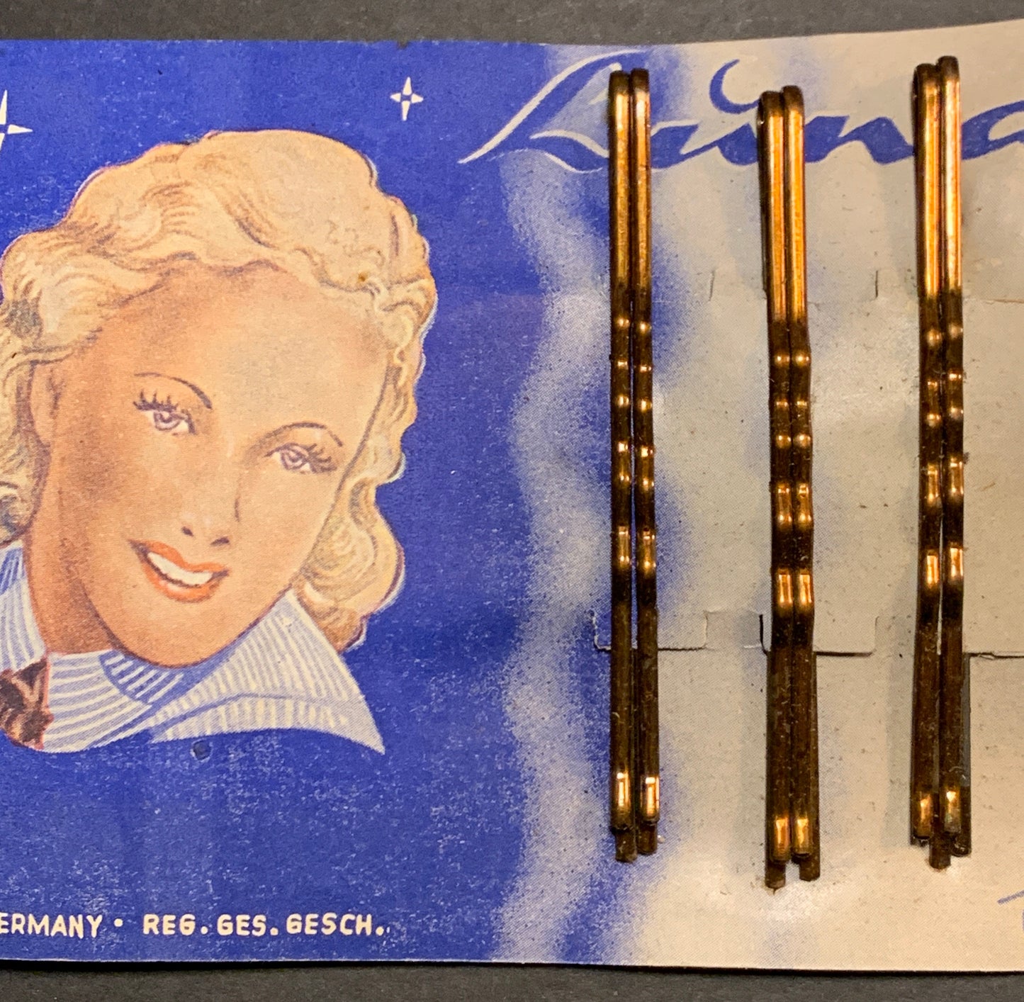 Attractive Vintage 1940s Display Card of 6cm Strong Waved Hair Pins