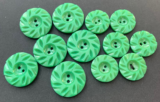 6 Pleasing Emerald Green Vintage   2.2cm or 1.7cm  Buttons