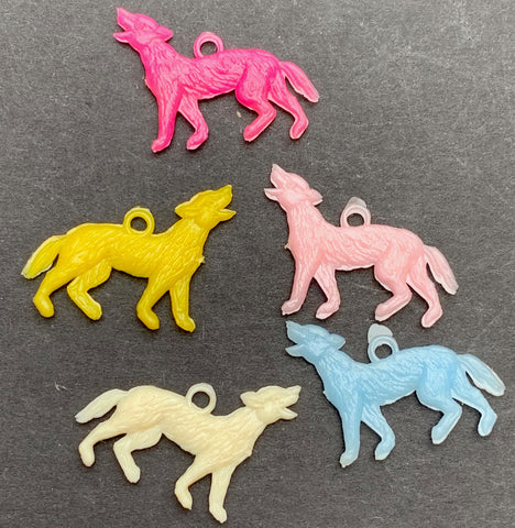 4 Vintage Howling Wolf Charms - 1.5cm...