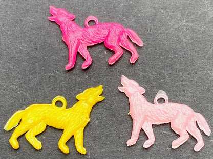 4 Vintage Howling Wolf Charms - 1.5cm...