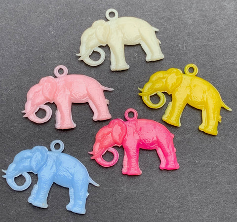 4 Charmingly Realistic Vintage Elephant Charms - 2.5cm long