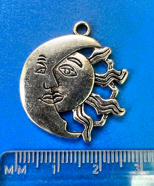 Enthusiastic 2.6cm Sun and Moon Charm / Pendant