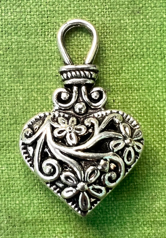 Latticework 3cm Heart Pendant / Charm