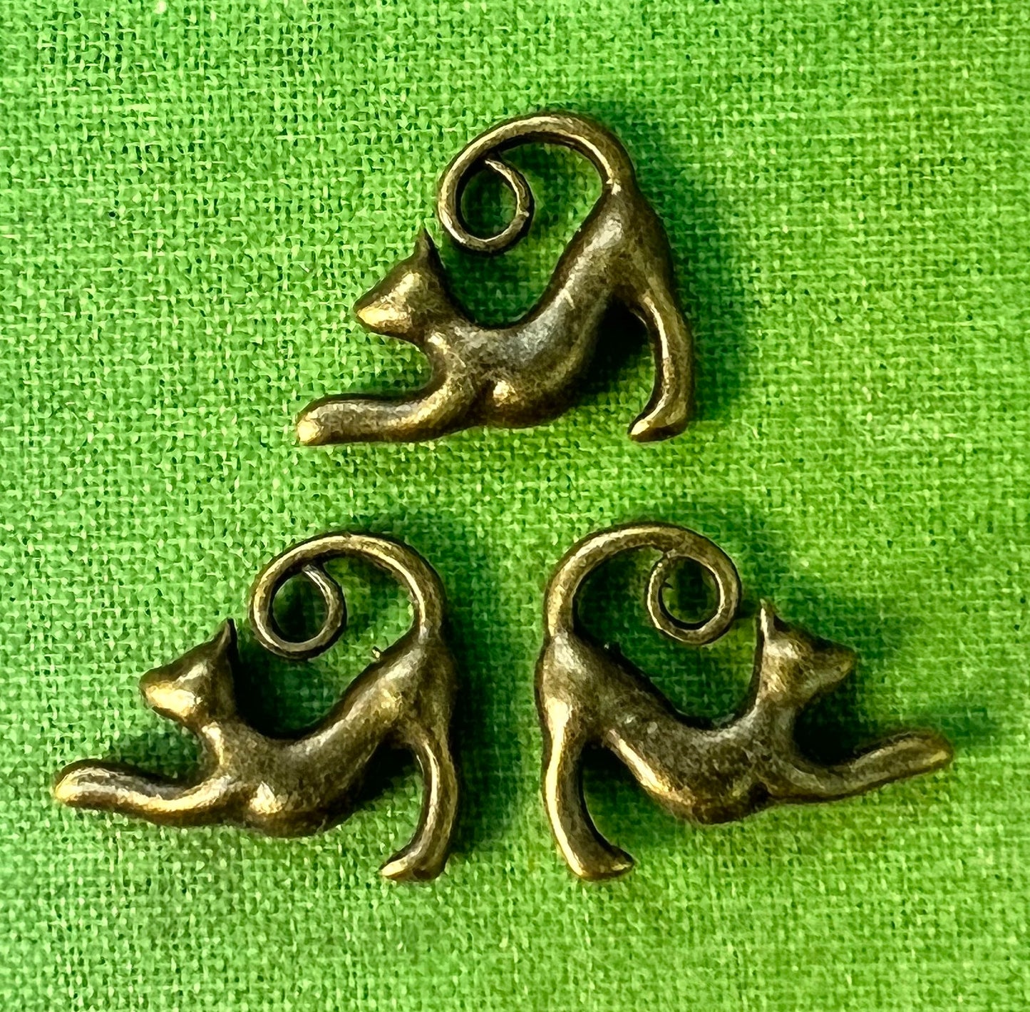 3 Stretching Cat Charms - 1.8cm wide