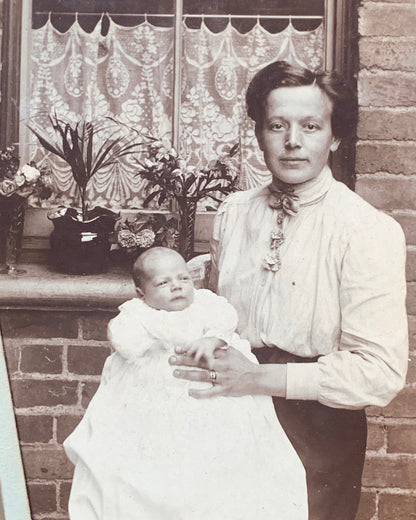 2  photos from 1911 and 1914 of a mother and her children. (40)