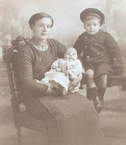 2  photos from 1911 and 1914 of a mother and her children. (40)